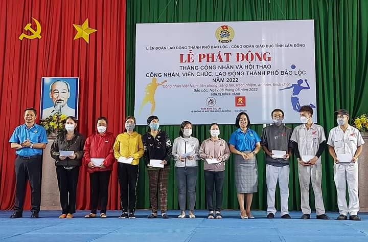 LĐLĐ TP.Bảo Lộc (Lâm Đồng) trao quà tặng CNVCLĐ có hoàn cảnh khó khăn trong lễ phát động “Tháng Công nhân” năm 2022. Ảnh Hoàng Thanh
