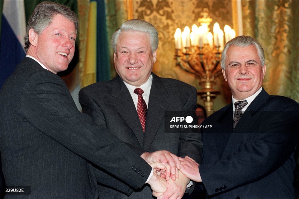 This January 1994 photo shows Ukrainian President Leonid M. Kravchuk (right) shaking hands with US President Bill Clinton (left) and Russian President Boris Yeltsin after signing the nuclear disarmament agreement in the Kremlin.  Leonid Kravchuk was the first president of post-Soviet Ukraine.  Photo: AFP
