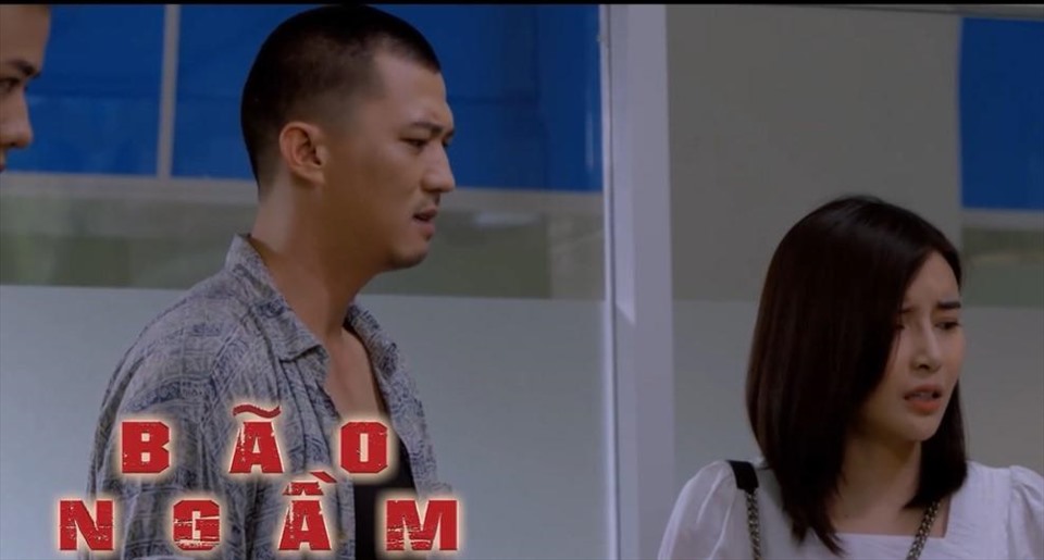 Hạ Lam và Hải Triều tại bệnh viện thăm bố Lam trong tập 56 “Bão ngầm“. Ảnh: CMH