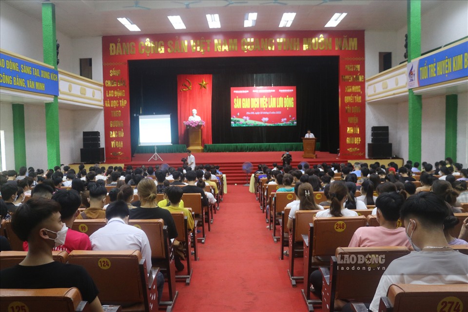 Ngày 10.5, LĐLĐ tỉnh Hoà Bình phối hợp với Trung tâm Dịch vụ việc làm, Sở Lao động - Thương binh và Xã hội (LĐTBXH) tỉnh Hoà Bình tổ chức sàn giao dịch việc làm tại huyện Kim Bôi.