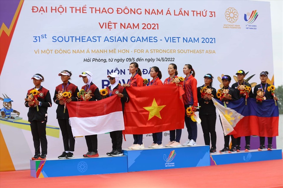 4 VĐV chèo thuyền Việt Nam nhận huy chương vàng nội dung thuyền 4 nữ hạng nặng mái chèo đôi. Ảnh: B.H