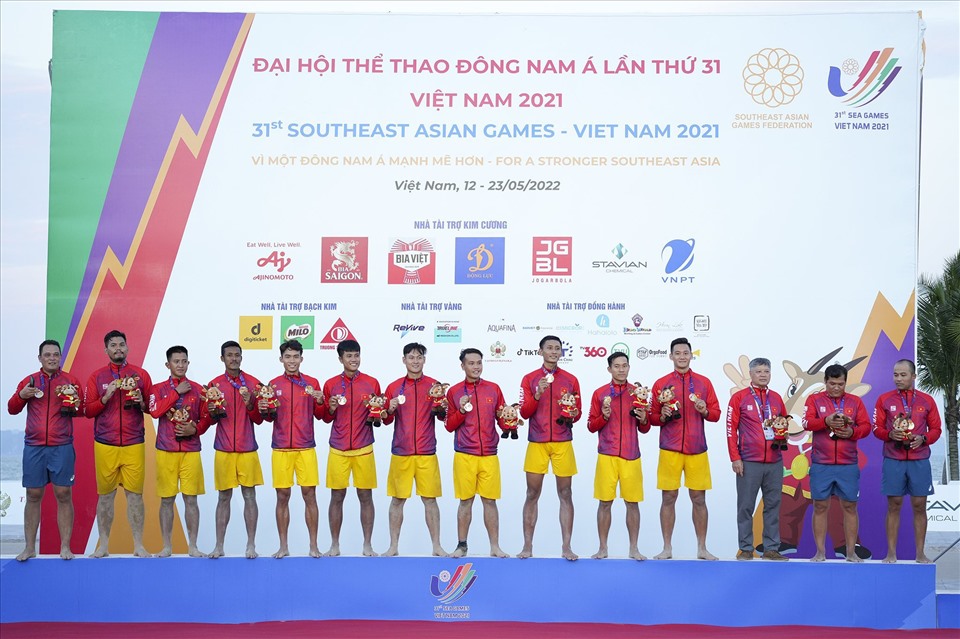 Đội tuyển bóng ném bãi biển nam Việt Nam trên bục nhận huy chương vàng. Ảnh: Quân Đỗ