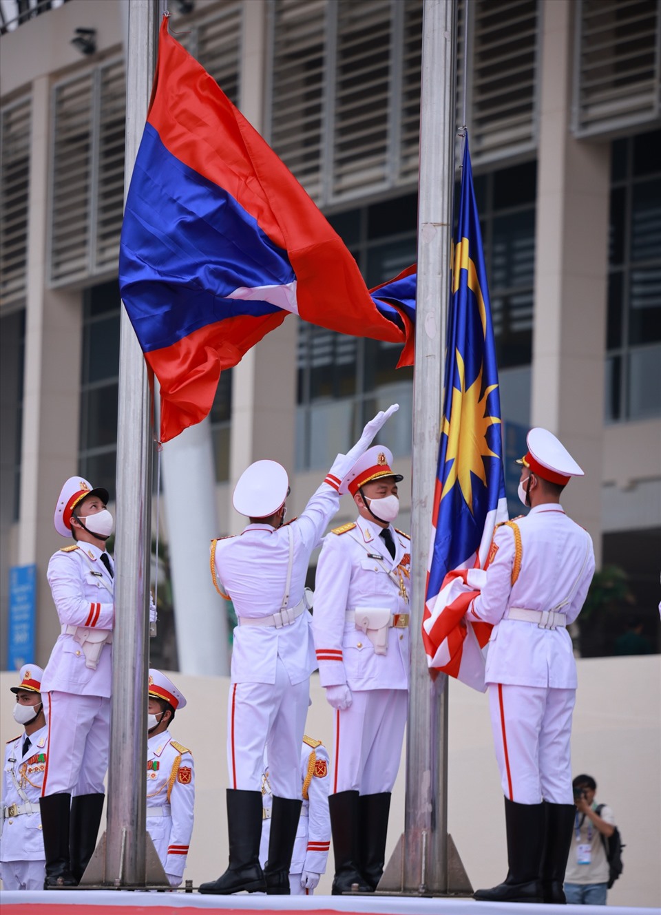 Đúng 9h34 ngày 11.5, lá cờ Tổ quốc đã tung bay cùng với cờ của 10 quốc gia khu vực Đông Nam Á, báo hiệu kỳ SEA Games 31 sắp bắt đầu.