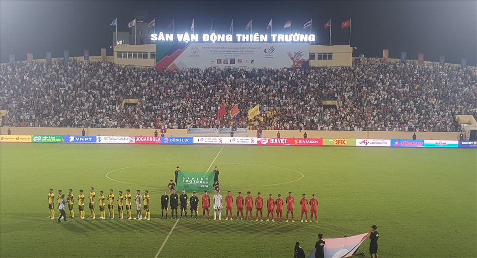 Khán đài A, B sân Thiên Trường vẫn được phủ kín khán giả khi trận đấu giữa U23 Lào và U23 Malaysia diễn ra. Ảnh: Trung Du