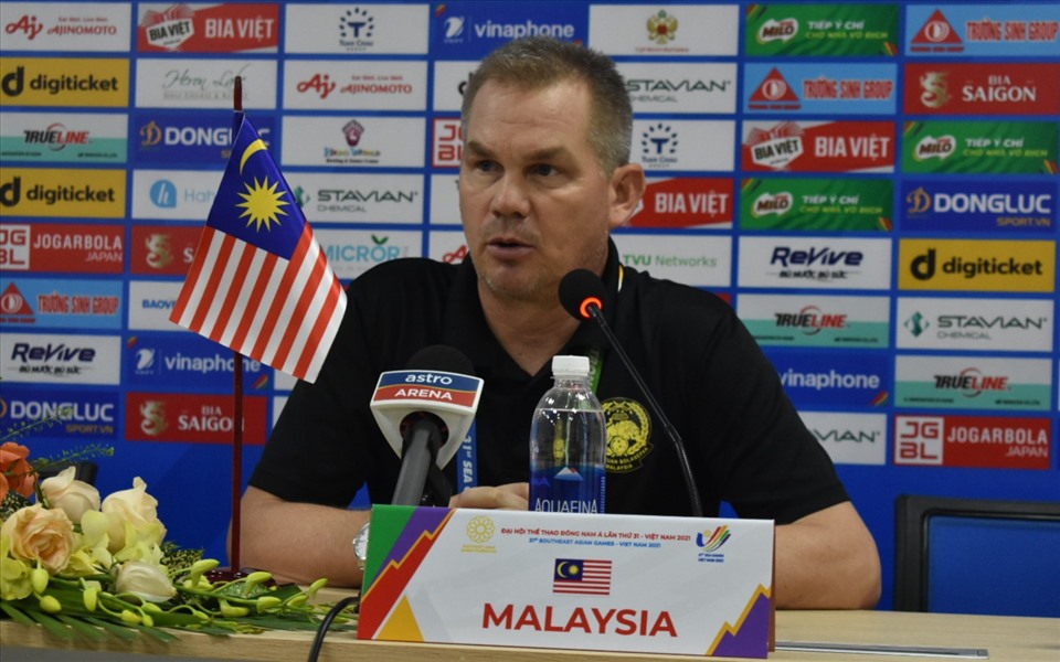 Huấn luyện viên trưởng U23 Malaysia trả lời họp báo sau trận thắng U23 Lào 3-1. Ảnh: T.D