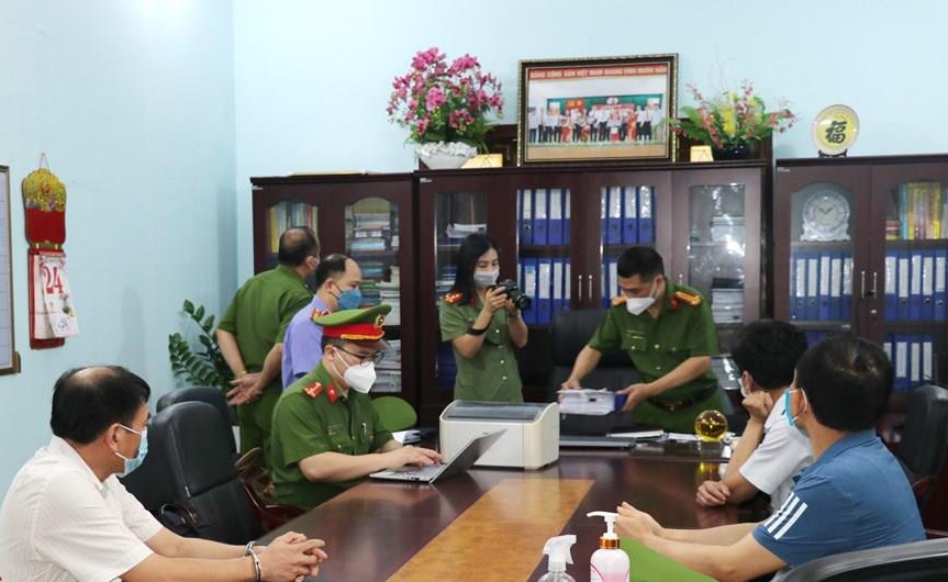 Công an Hà Giang khám xét chỗ làm việc của các bị can tại CDC Hà Giang.