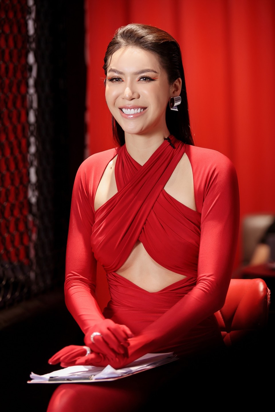 Trong bộ ảnh hậu trường vừa công bố tại một chương trình truyền hình thực tế, Minh Tú gây chú ý với bộ trang phục màu đỏ cá tính. Đây là một trong những bộ trang phục được cắt xẻ cầu kỳ, tinh tế của nhà thiết kế Chung Thanh Phong thực hiện.