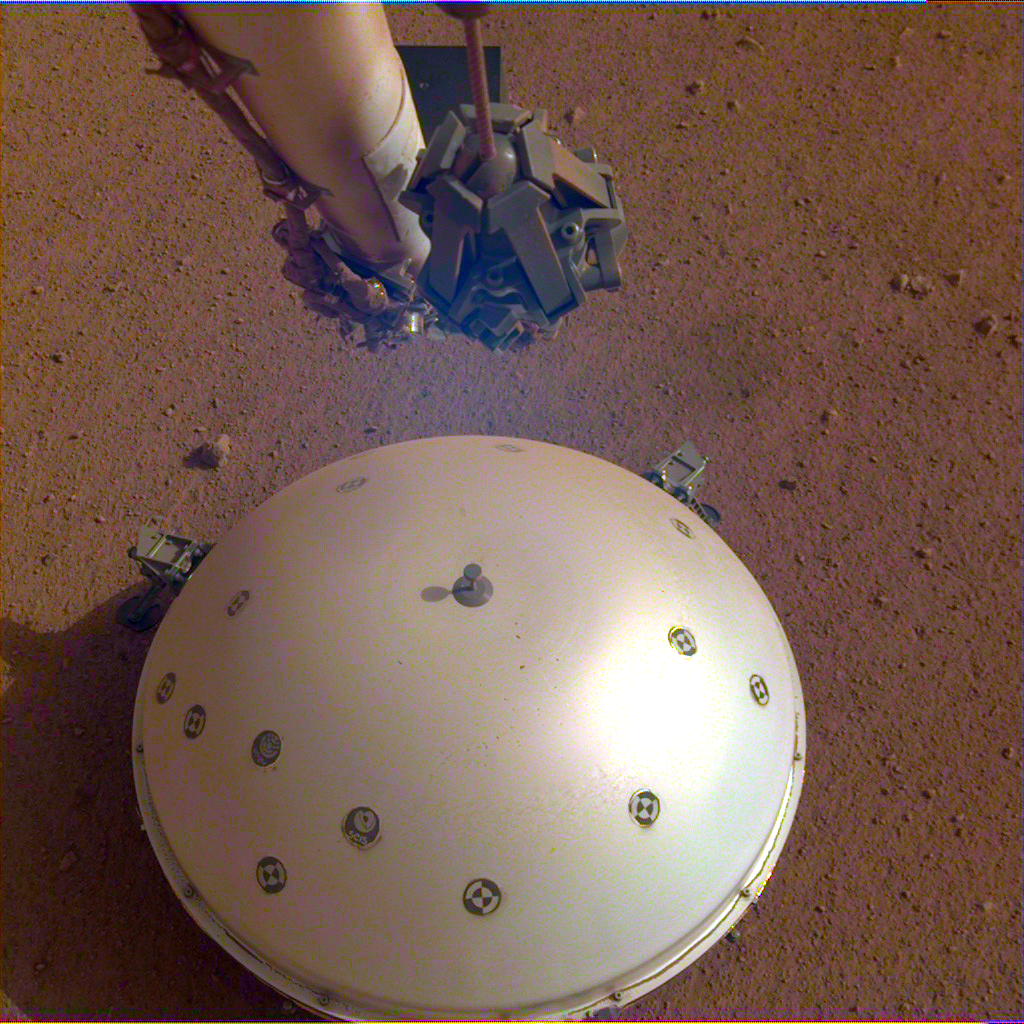 Tấm chắn thiết bị đo địa chấn sao Hỏa của tàu đổ bộ InSight. Ảnh: NASA
