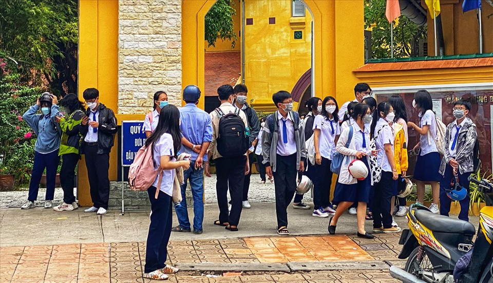 Học sinh trường THPT Châu Văn Liêm trong giờ tan học