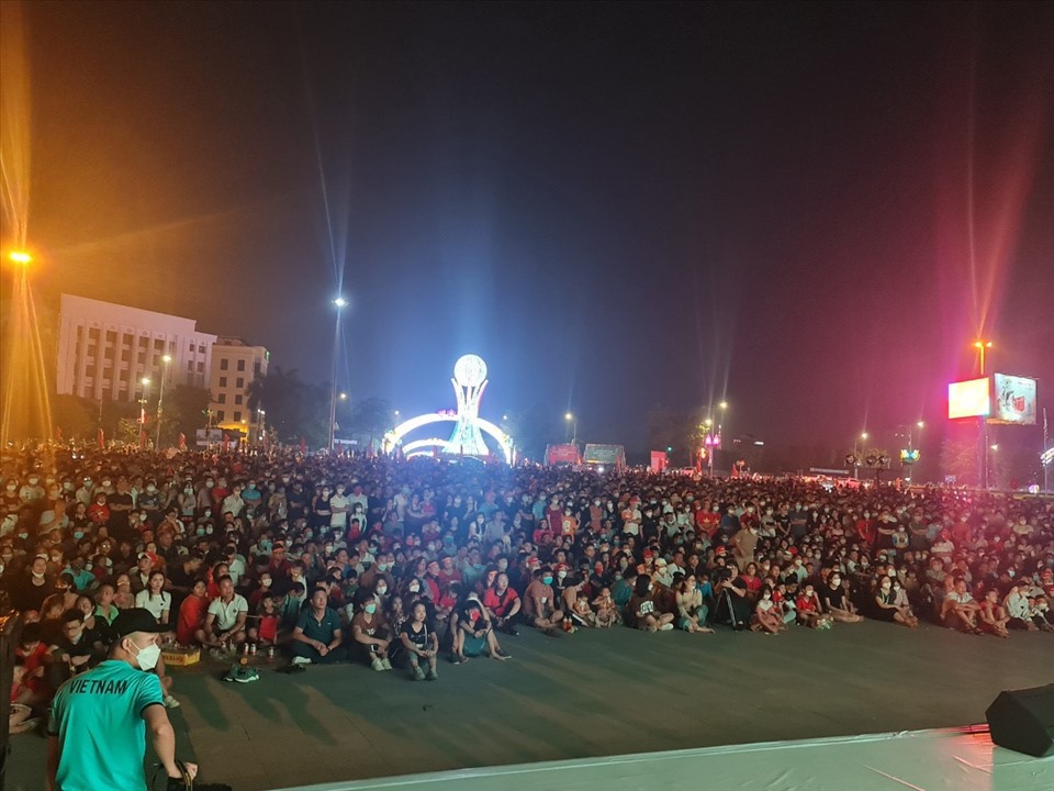 Hàng nghìn người dân tập trung tại Quảng trường Hùng Vương - Phú Thọ xem bóng đá miễn phí do dịch vụ TV360 tổ chức