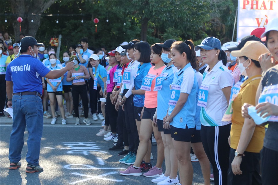 Các vận động viên nữ độ tuổi từ 18-35 tranh tài phần thi chạy cá nhân 1 km. Ảnh: Phương Linh