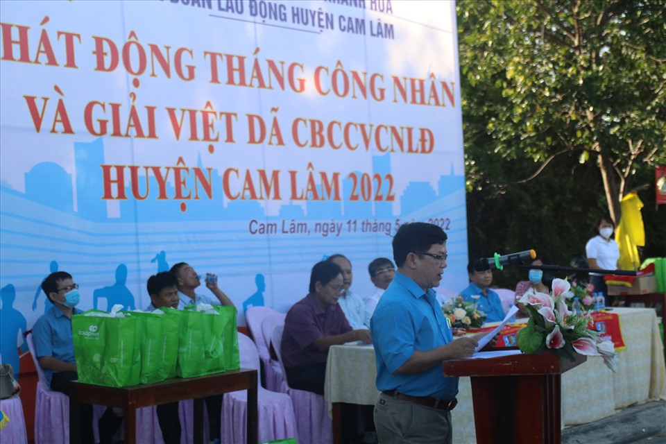 Lãnh đạo LĐLĐ huyện Cam Lâm phát động Tháng Công nhân năm 2022. Ảnh: Phương Linh