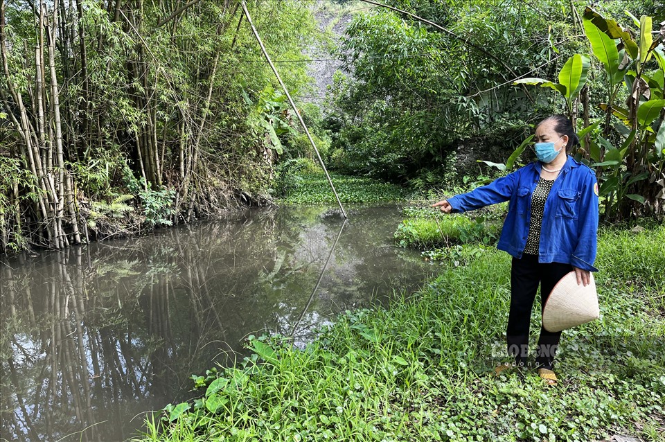 Theo bà Hoàng Thị Đào, người dân xóm 13 đã không thể dung được nước từ dòng suối Nam Tiền từ cả chục năm nay.