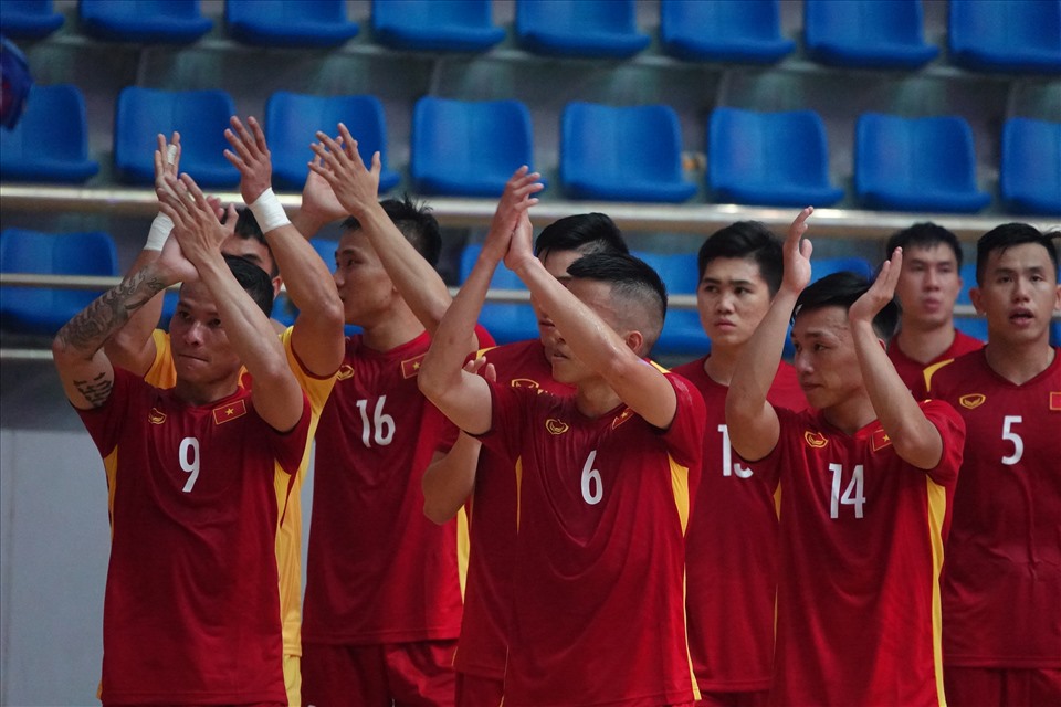 Tuyển futsal Việt Nam đã có trận mở màn SEA Games 31 không thành công khi hòa Indonesia 1-1 trong thế dẫn trước. Sau trận đấu, các cầu thủ của đội đã đi 1 vòng nhà thi đấu Hà Nam để cảm ơn người hâm mộ.