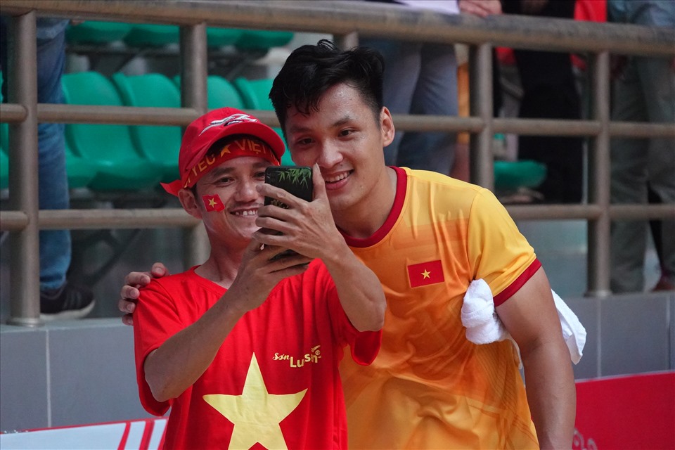 Mến mộ tài năng của Hồ Văn Ý, một khán giả tại Hà Nam đã nhảy từ khán đài xuống để chụp ảnh với thủ môn số 1 tuyển futsal Việt Nam. Ngoài tài năng, Hồ Văn Ý còn có bề ngoài rất điển trai, nụ cười dễ mến.