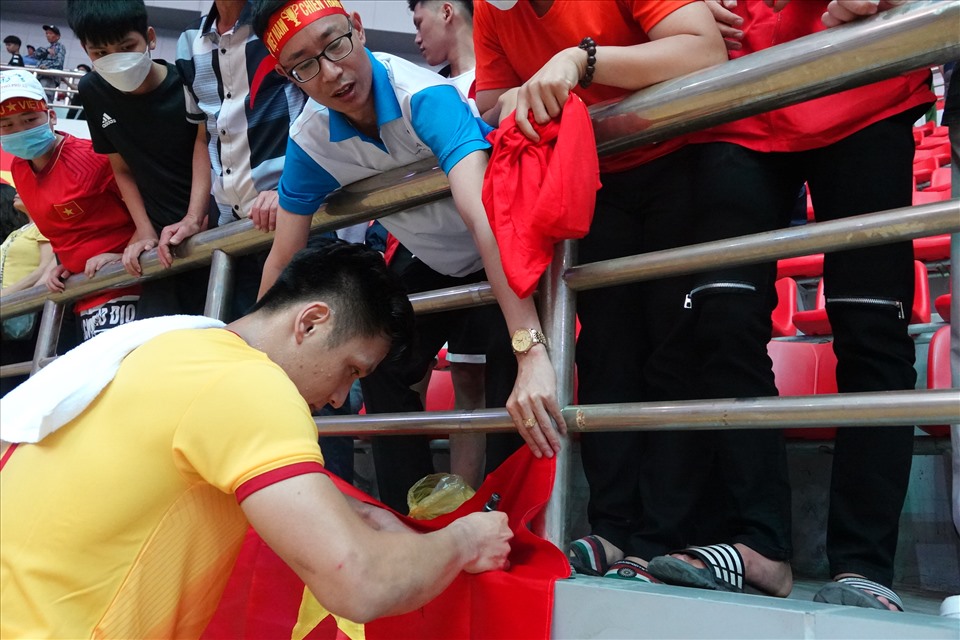 Hồ Văn Ý nán lại để ký lên quốc kỳ mà một cổ động viên đã mang theo. Ở trận đấu này, sân Hà Nam đã đón hơn 3.000 khán giả đến cổ vũ. Đây là con số rất lớn đối với 1 trận đấu futsal.