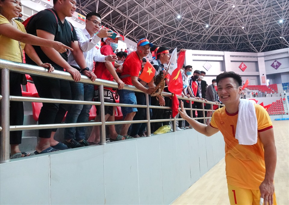 Hồ Văn Ý vui vẻ vẫy chào người hâm mộ. Anh cùng đồng đội hy vọng các khán giả sẽ tiếp tục đến sân để cổ vũ tuyển futsal Việt Nam ở 3 trận đấu còn lại của SEA Games 31 gặp Thái Lan, Malaysia và Myanmar.
