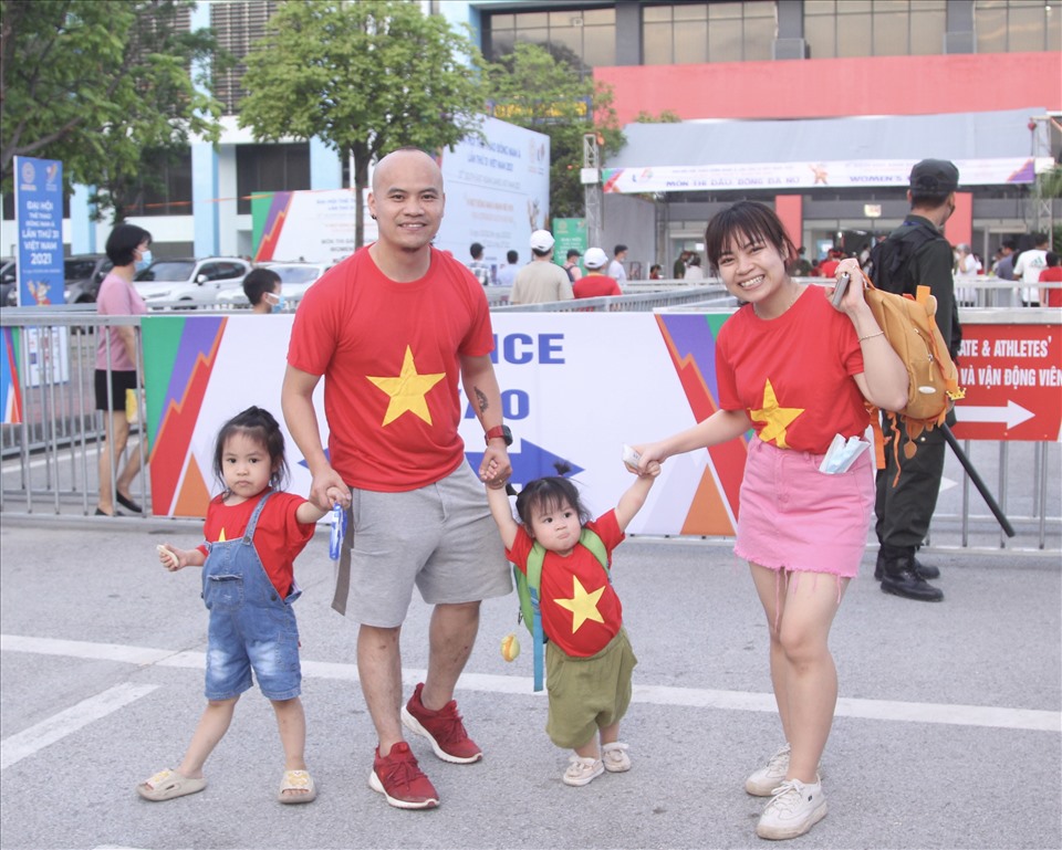 Gia đình một cổ động viên đi từ Hòn Gai xuống Cẩm Phả để cổ vũ thầy trò huấn luyện viên Mai Đức Chung.