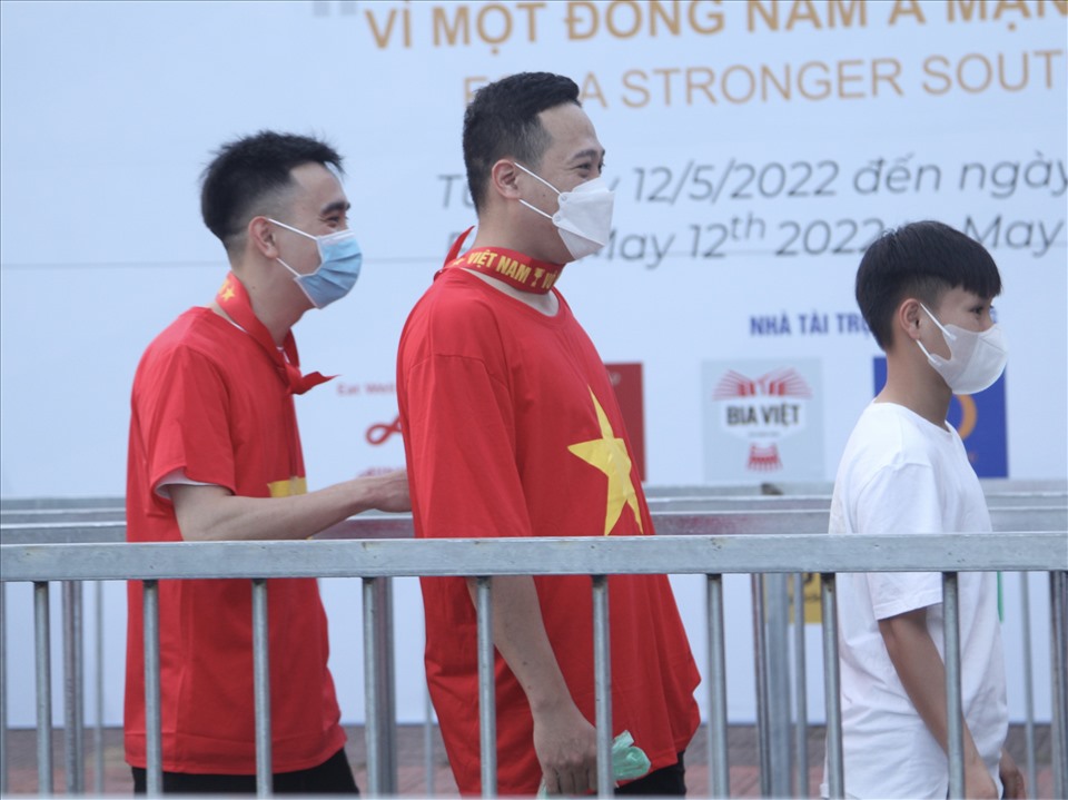 Nhiều cổ động viên lựa chọn mặc áo đỏ sao vàng để tiếp lửa cho tuyển Việt Nam trên các khán đài.