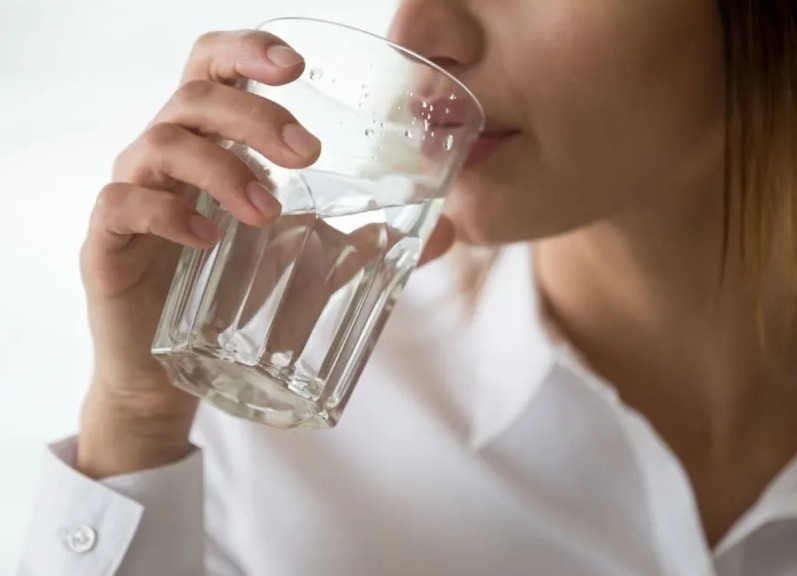 1. Uống nhiều nước trong ngày. Uống đủ nước là chìa khoá cho mọi vấn đề sức khoẻ của bạn. Nếu không uống đủ lượng nước cần thiết, bạn có thể gặp phải những vấn đề như cáu kính, dễ đói, hay tác hại liên quan đến bàng quang, tim, thận. Vì vậy, để bắt đầu một lối sống lành mạnh, việc đầu tiên hãy uống đủ nước.