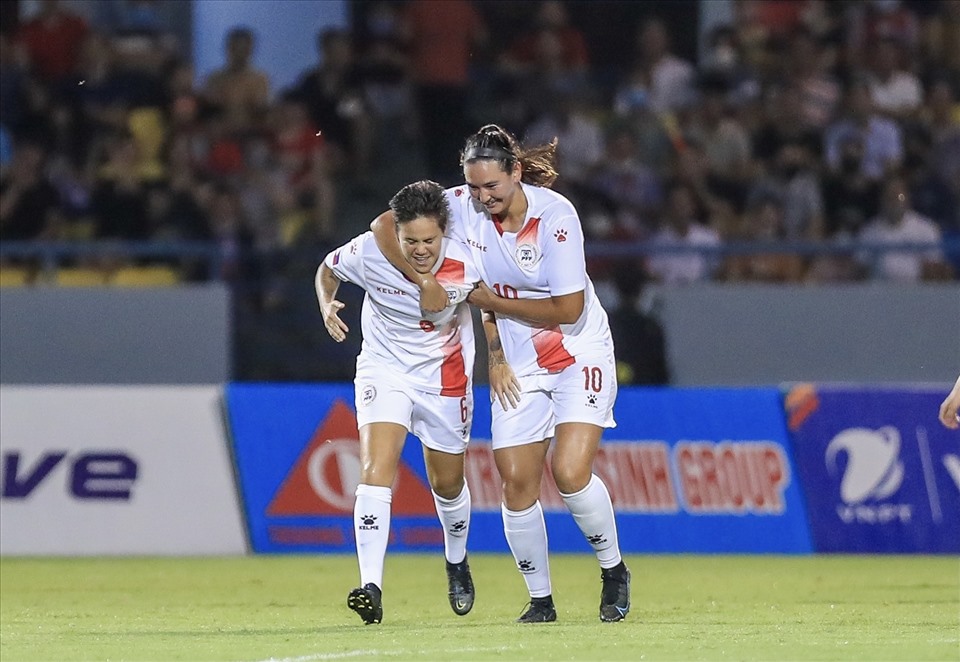 Ngay phút 15, tuyển nữ Philippines nhanh chóng có bàn mở tỉ số từ pha lập công của Annis. Điều này khiến các cầu thủ Việt Nam tỏ ra lúng túng trong những phút thi đấu sau đó.