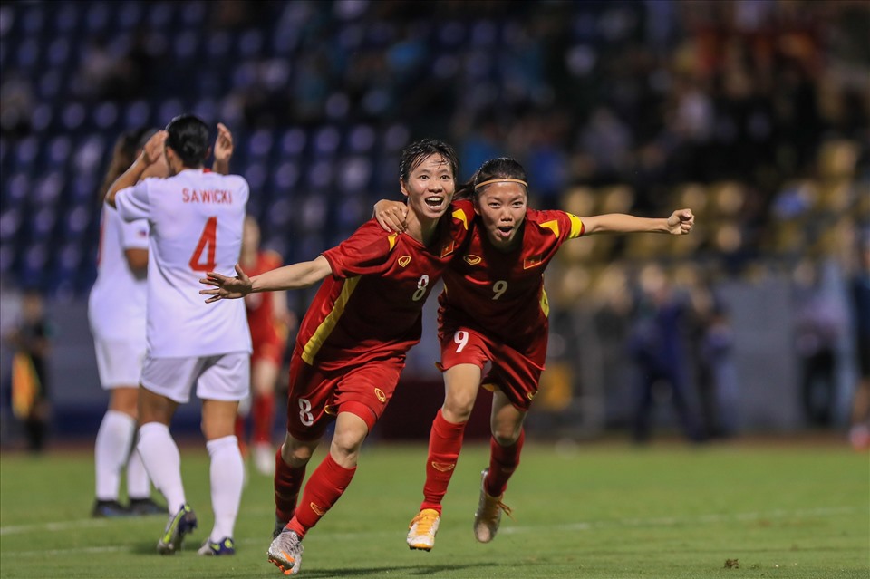 Dù được đánh giá là một trận cầu khó khăn, nhưng tuyển nữ Việt Nam đã chứng minh sức mạnh của một ứng cử viên vô địch. Chiến thắng 2-1 trước tuyển nữ Philippines là phần thưởng xứng đáng cho tinh thần thi đấu nỗ lực của thầy trò huấn luyện viên Mai Đức Chung.