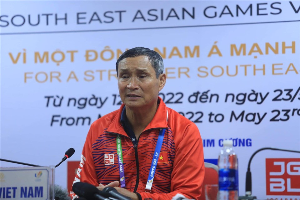 Huấn luyện viên Mai Đức Chung tự hào vì tinh thần thi đấu của tuyển nữ Việt Nam. Ảnh: H.T