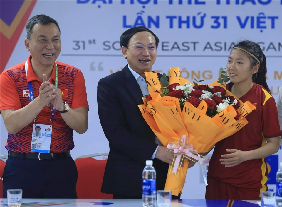 Lãnh đạo UBND tỉnh Quảng Ninh, Liên đoàn bóng đá Việt Nam thưởng nóng 700 triệu đồng cho tuyển nữ Việt Nam. Ảnh: XT