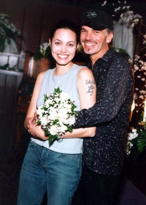 Angelina Jolie và người chồng thứ 2 trao lời hẹn ước trong một nhà thờ không bóng người ở Las Vegas. Ảnh: ST.
