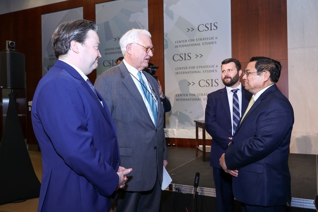 Thủ tướng trao đổi với Đại sứ Mỹ và lãnh đạo Viện CSIS. Ảnh: VGP