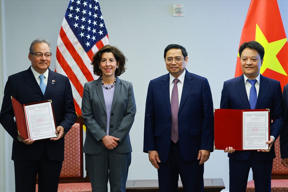 Thủ tướng Phạm Minh Chính cùng Bộ trưởng Thương mại Mỹ và thành viên đoàn chứng kiến lễ trao Giấy chứng nhận đầu tư và đăng ký kính doanh cho công ty TNHH kho cảng LNG Sơn Mỹ. Ảnh: VGP