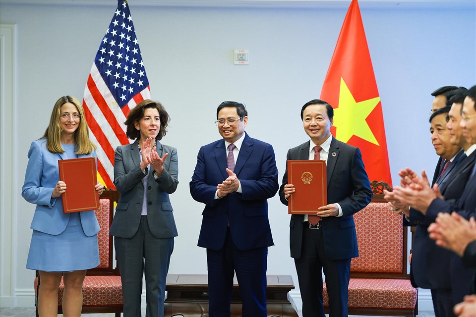 Thủ tướng Phạm Minh Chính cùng Bộ trưởng Thương mại Mỹ và thành viên đoàn chứng kiến Bộ trưởng Bộ Tài nguyên và Môi trường và đại diện Tập đoàn Citigroup lên trao thỏa thuận hợp tác về ESG (môi trường, xã hội và quản trị), hợp tác hỗ trợ kỹ thuật và trao đổi thông tin nhằm thực hiện mục tiêu phát thải bằng 0 của Việt Nam. Ảnh: VGP