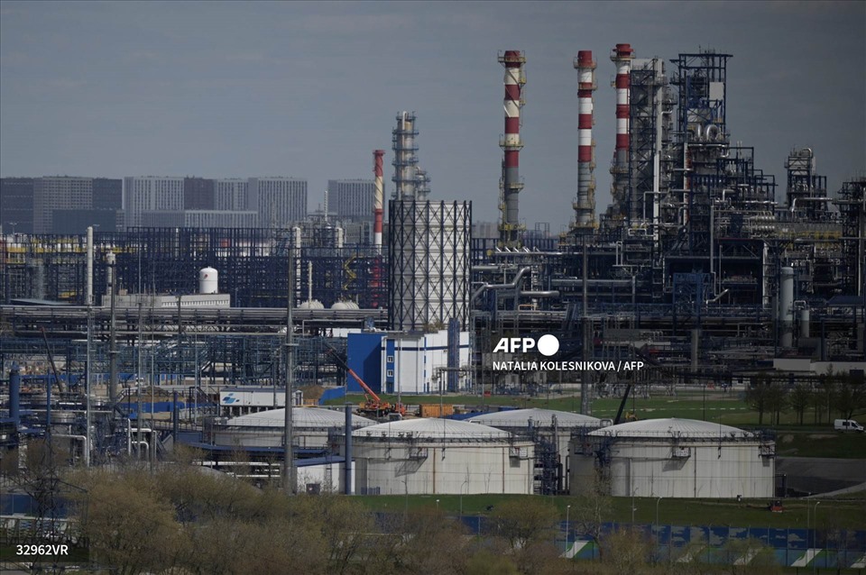 Quang cảnh cho thấy nhà máy của Gazprom Neft ở ngoại ô thủ đô Nga. Ảnh: AFP