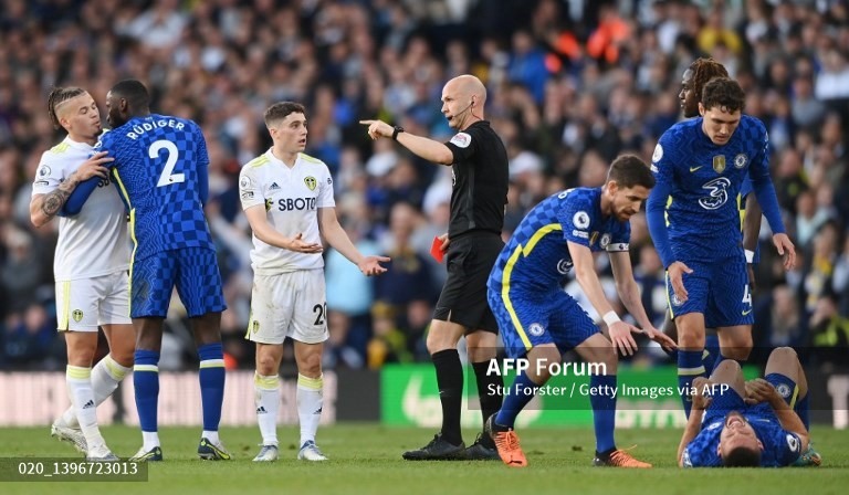 Tấm thẻ đỏ của Daniel James khiến Leeds United không thể chống đỡ trước Chelsea. Ảnh: AFP