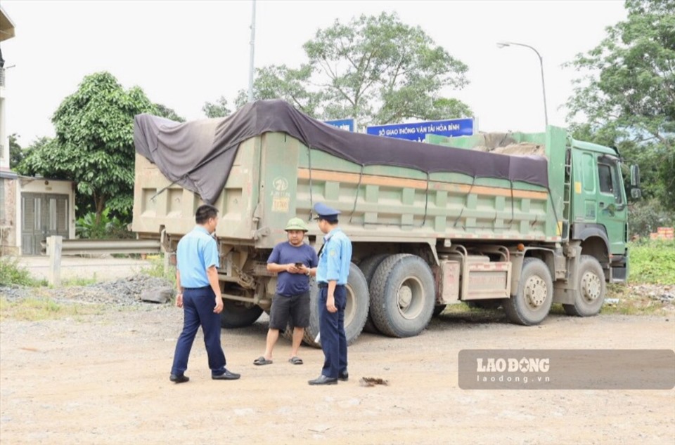 Sau những đợt kiểm tra gắt gao của lực lượng chức năng, hiện các xe tải chạy trên các tuyến đường thuộc địa phận Hoà Bình đều cắt bằng thùng, không có dấu hiệu quá khổ.