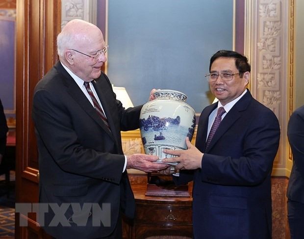 Thủ tướng Phạm Minh Chính tặng quà lưu niệm Thượng Nghị sỹ Patrick Leahy và một số Nghị sỹ Mỹ. Ảnh: TTXVN