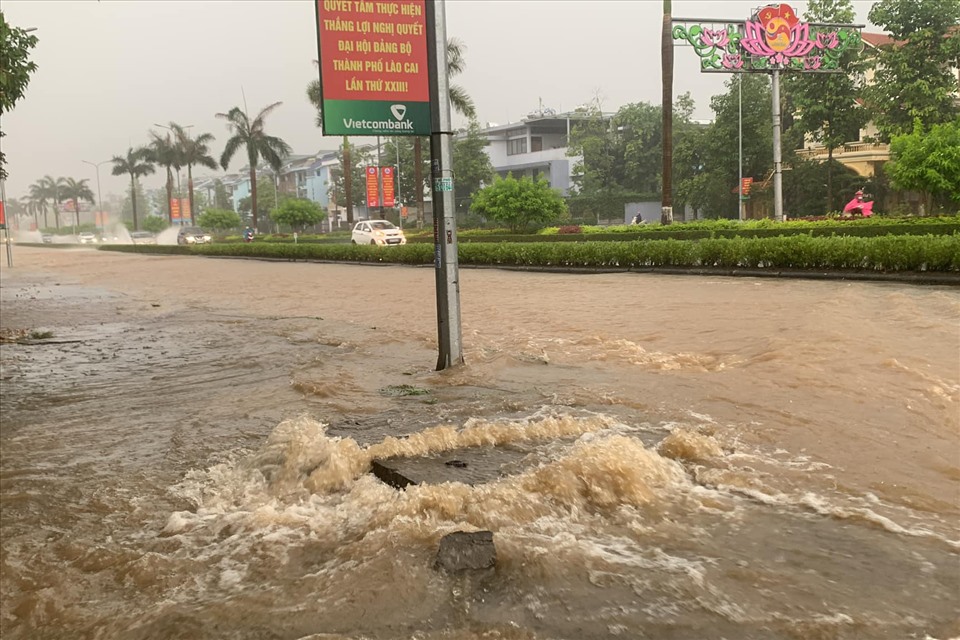 Một số trường hợp hy hữu đã xảy ra: Nước lớn chảy trên đường khiến nhiều xe máy bị ngã, rất may không có tổn thất về người mà tài sản.
