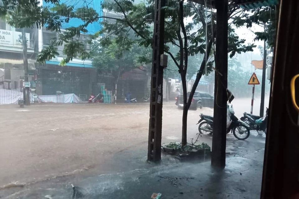 Từ đêm đến sáng 12.5, trên địa bàn TP.Lào Cai xảy ra mưa lớn, kéo dài trong nhiều giờ gây ra tình trạng ngập úng tại nhiều tuyến đường. Ảnh: CTV.