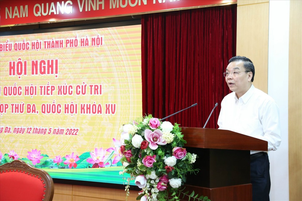 Chủ tịch UBND TP.Hà Nội Chu Ngọc Anh báo cáo tại cuộc tiếp xúc cử tri.