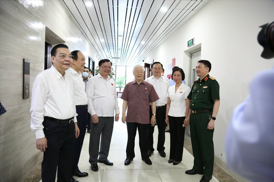 Tổng Bí thư Nguyễn Phú Trọng cùng các đại biểu Quốc hội tại đơn vị bầu cử số 1