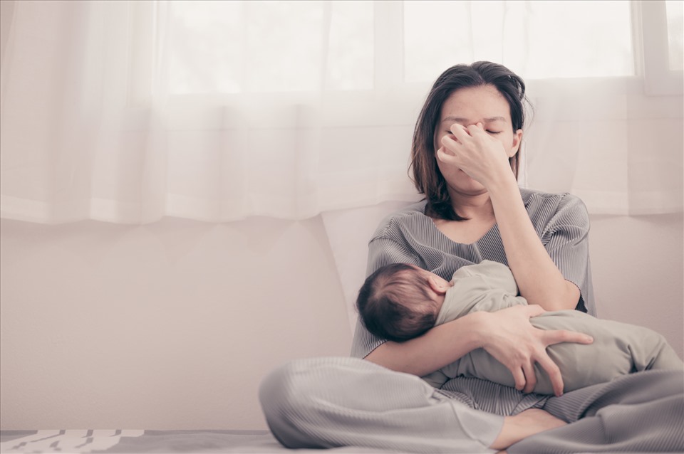 Trầm cảm sau sinh làm phụ nữ rơi vào khủng hoảng, bế tắc. Ảnh: Shutterstock.