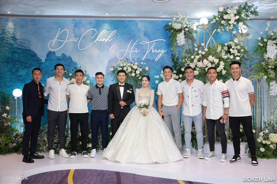 Cô dâu Mai Hà Trang và chú rể Hà Đức Chinh nổi bật bên dàn khách mời cầu thủ U23 Việt Nam