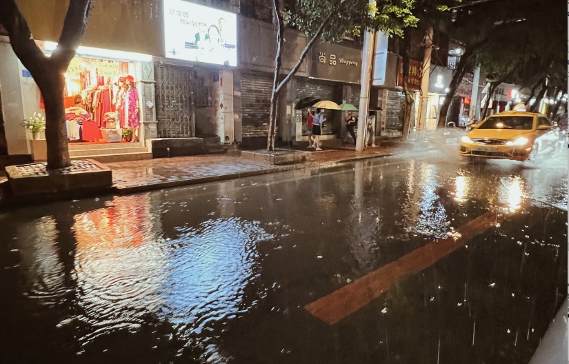 Heavy rain in Guangzhou, Guangdong province, southern China.  Photo: VCG
