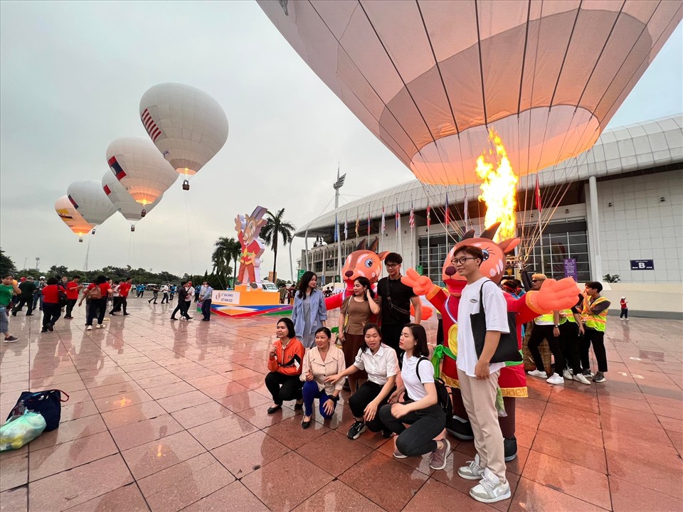 Người dân chụp hình lưu niệm cùng khinh khí cầu và linh vật của SEA Games 31. Ảnh: Minh Hiếu