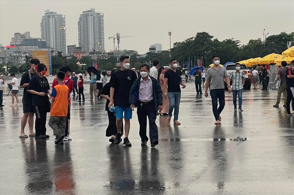 Người hâm mộ không quản ngại trời mưa, đã đến Sân vận động quốc gia Mỹ Đình. Ảnh: Thanh Vũ
