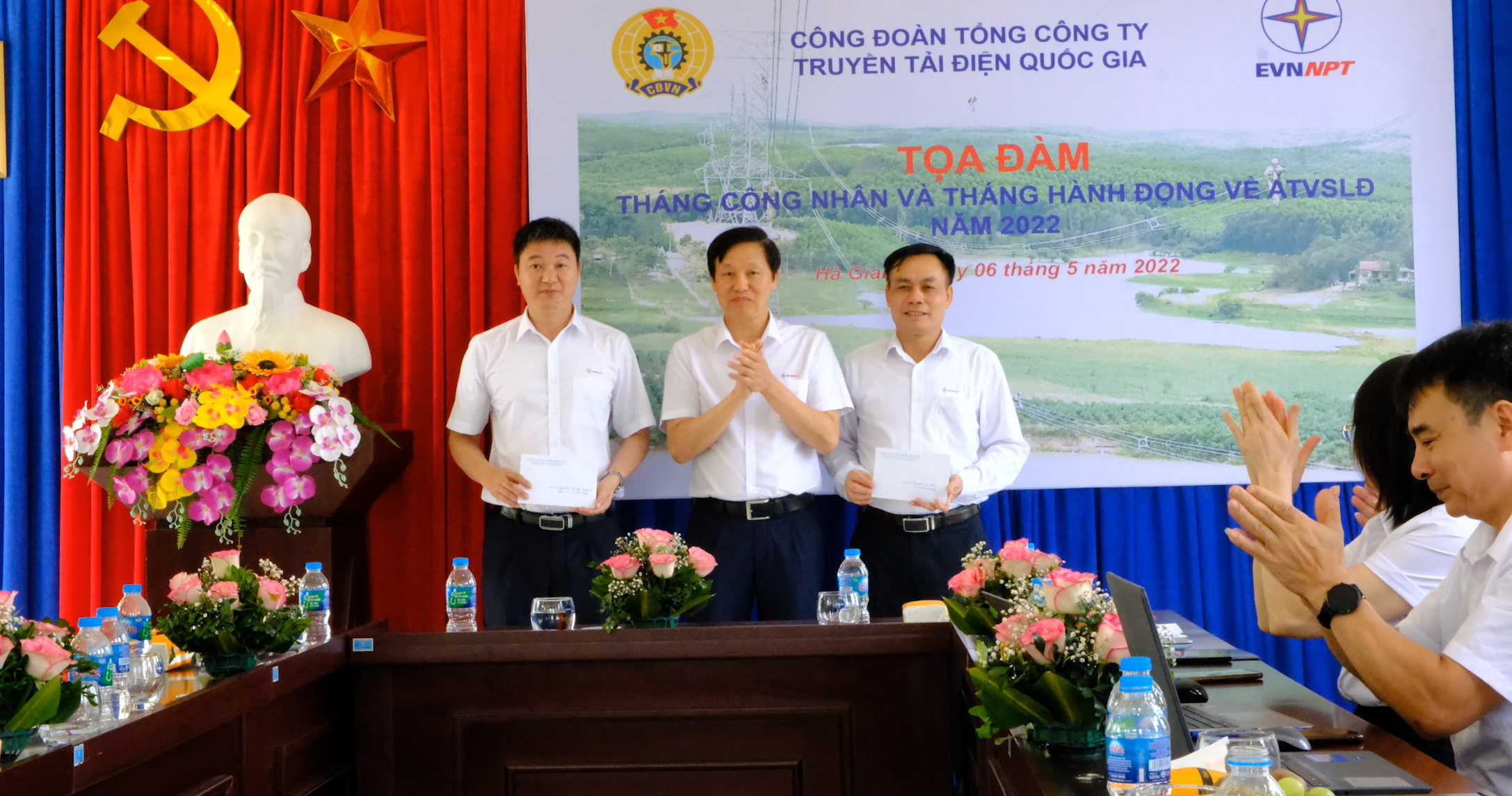 Đ/c Trịnh Tuấn Sơn – Chủ tịch Công đoàn EVNNPT trao quả cho đại diện CBCNV PTC1 và NPMB