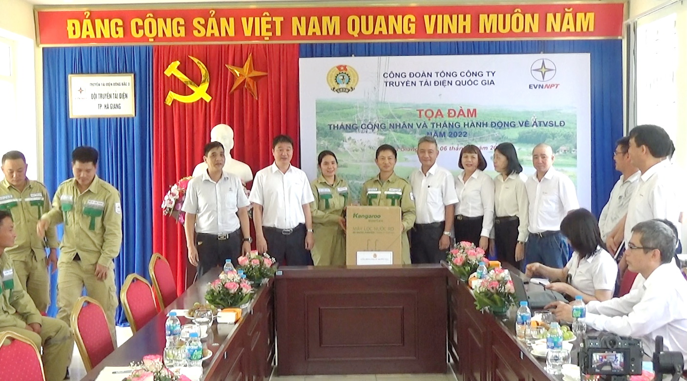 Lãnh đạo PTC1 tặng quà CBCNV tổ Thao tác lưu động Hà Giang