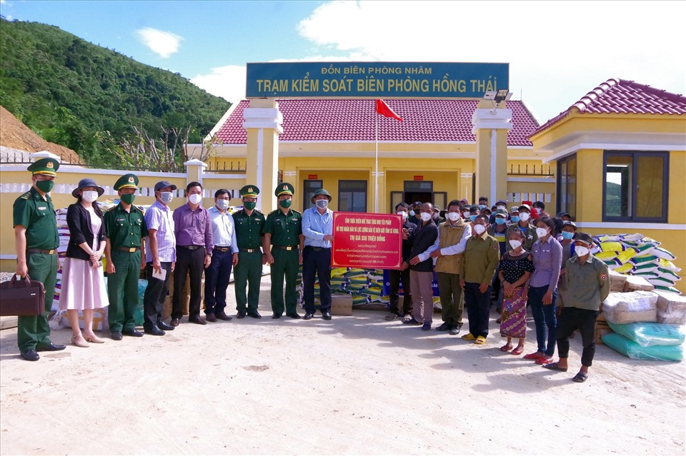 Công ty cổ phần thủy điện Miền Trung và công ty thủy điện Trường Phú trao hỗ trợ cho bản Sê Sáp, huyện Kà Lừm, tỉnh Sê Kông, Lào. Ảnh: V. Tiến.