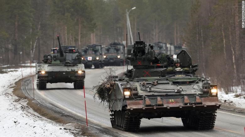 Xe thiết giáp và xe tăng của quân đội Thụy Điển tham gia cuộc tập trận mang tên “Phản ứng lạnh 2022“, quy tụ khoảng 30.000 quân từ các nước thành viên NATO cũng như Phần Lan và Thụy Điển, tại Setermoen ở Vòng Bắc Cực, Na Uy, ngày 25.3.2022. Ảnh: Reuters