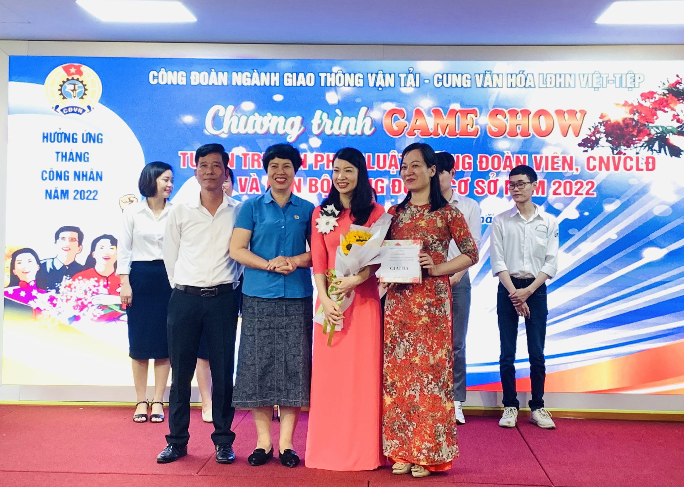 Bà Trần Thị Mai - Chủ tịch Công đoàn ngành GTVT Hải Phòng trao giải cho đội đạt giải Nhì